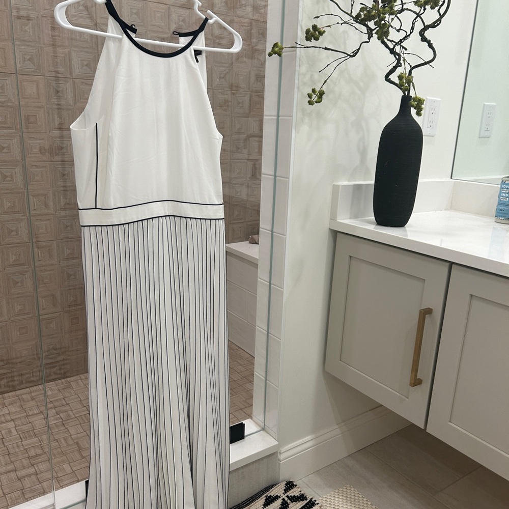 Banana Republic Pleated Fit And Flare White And Navy Dress Size 6